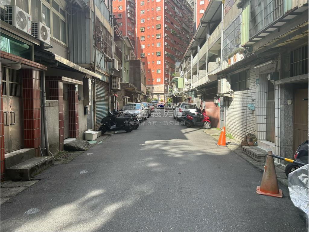 都更整合中收租透天房屋室內格局與周邊環境