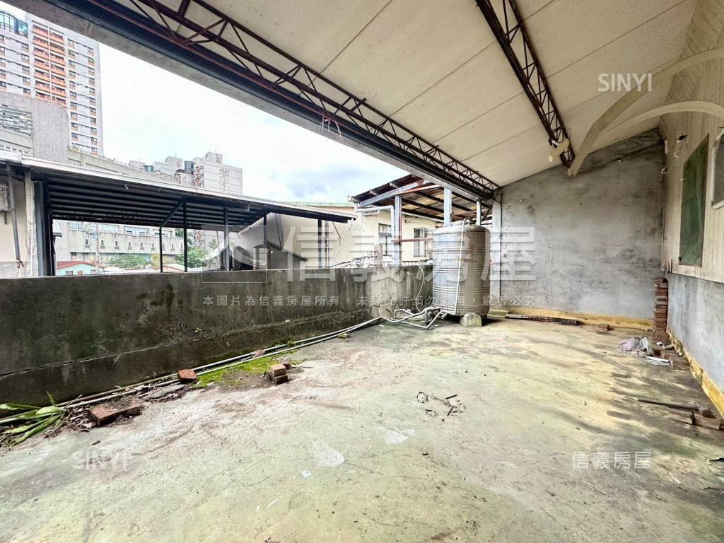 近輕軌＊稀有２樓＊頂加房屋室內格局與周邊環境