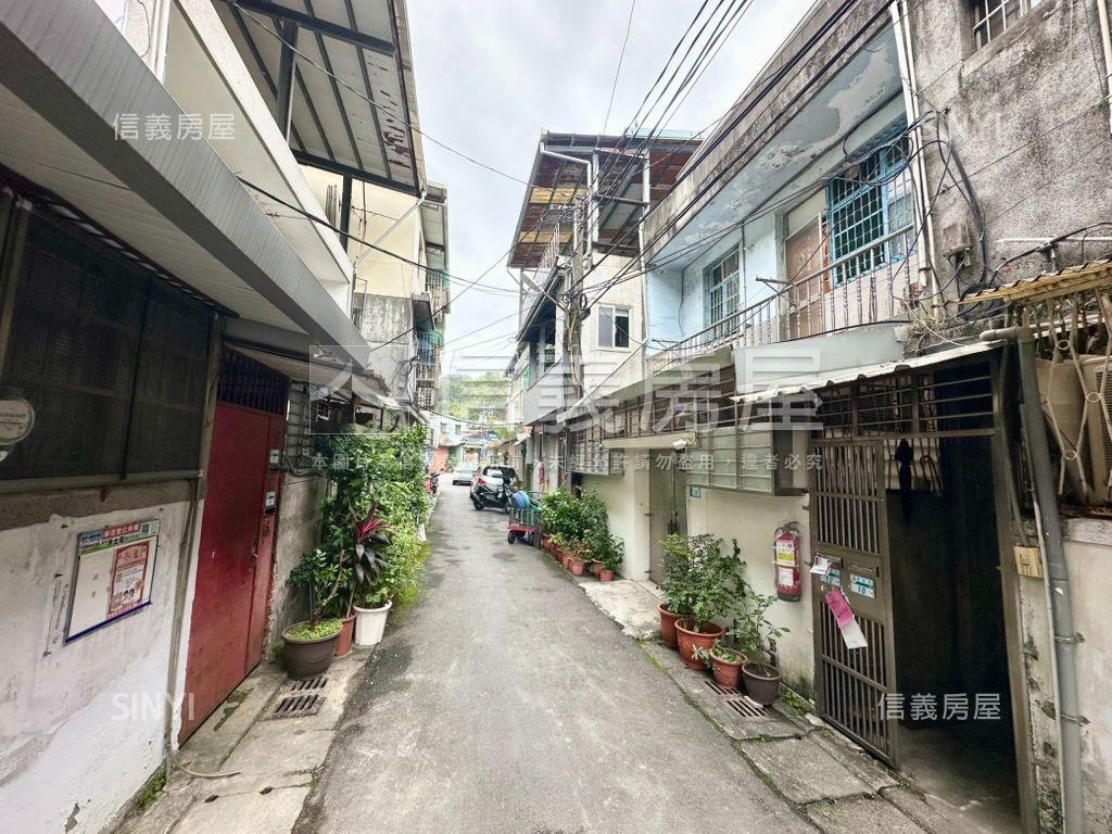 近輕軌＊稀有２樓＊頂加房屋室內格局與周邊環境