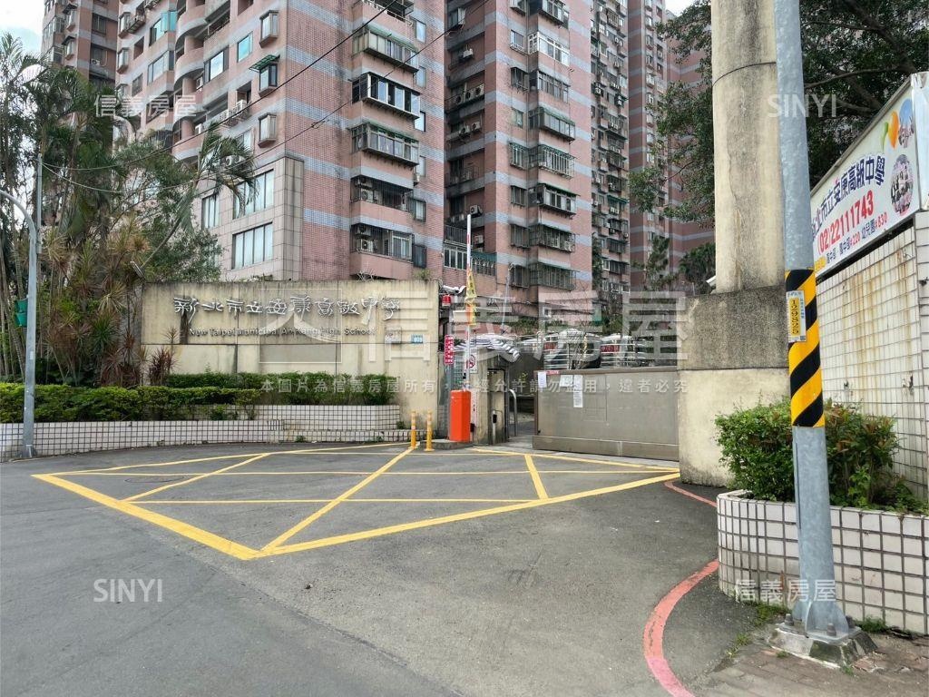 近輕軌＊稀有２樓＊頂加房屋室內格局與周邊環境