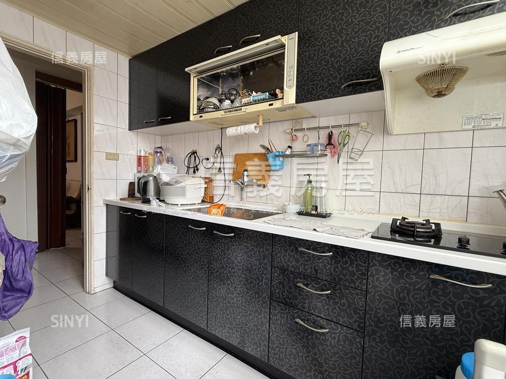 近Ｒ１５捷運高樓四房平車房屋室內格局與周邊環境