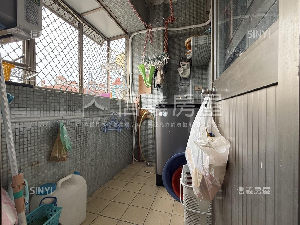 近Ｒ１５捷運高樓四房平車房屋室內格局與周邊環境