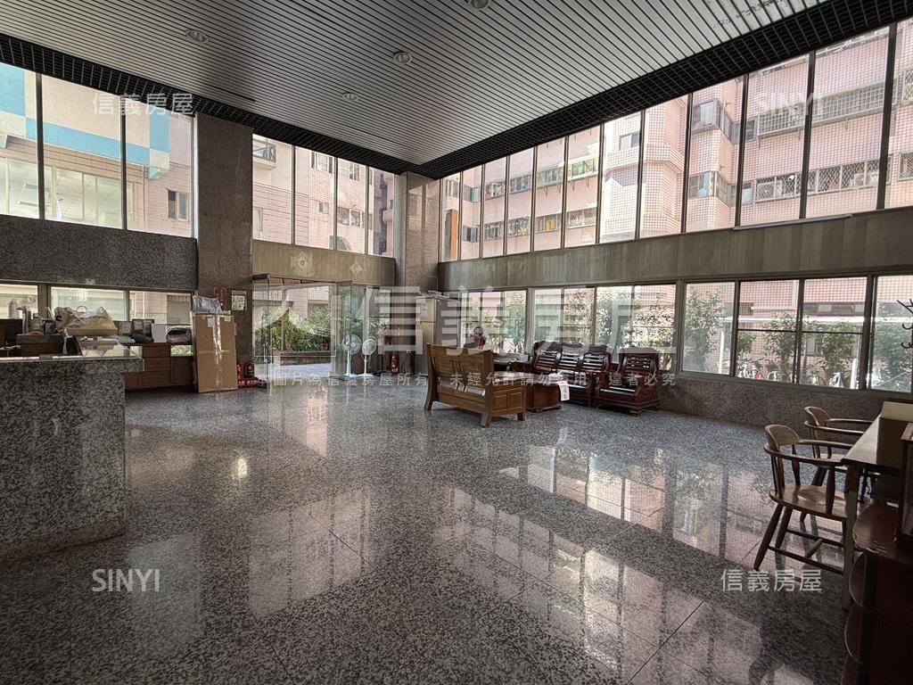 近Ｒ１５捷運景觀四房平車房屋室內格局與周邊環境