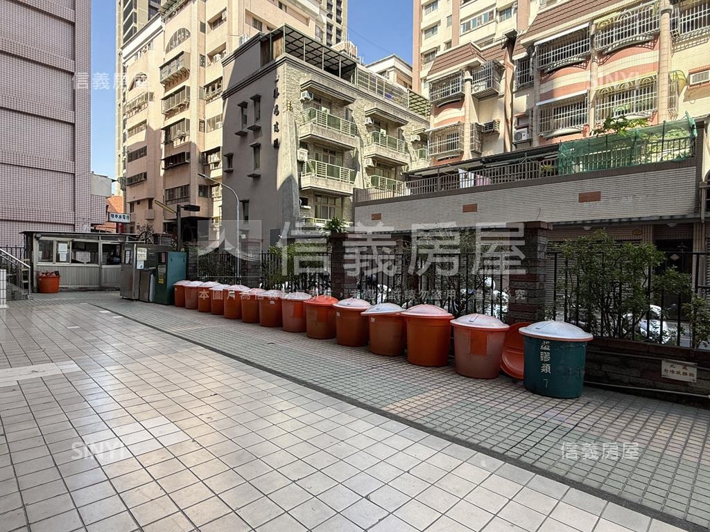 近Ｒ１５捷運景觀四房平車房屋室內格局與周邊環境