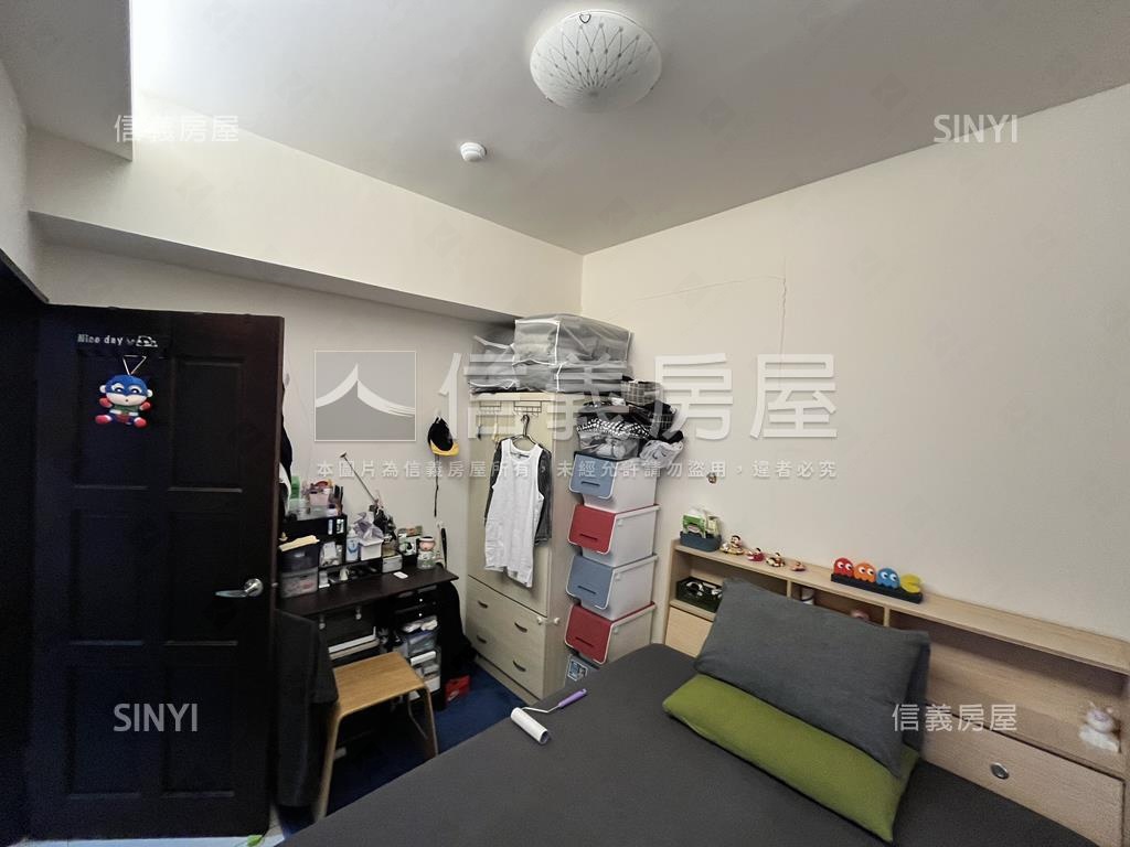 鴻築新巴黎大庭園兩房車位房屋室內格局與周邊環境