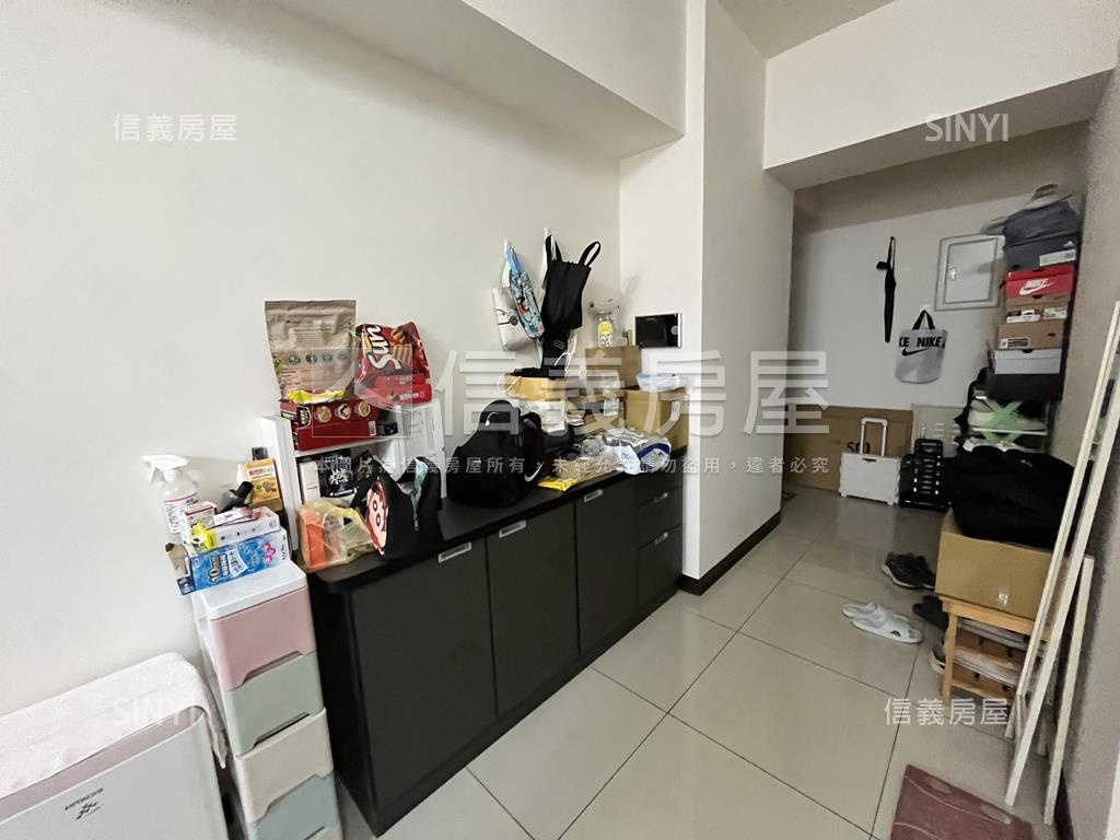 鴻築新巴黎大庭園兩房車位房屋室內格局與周邊環境