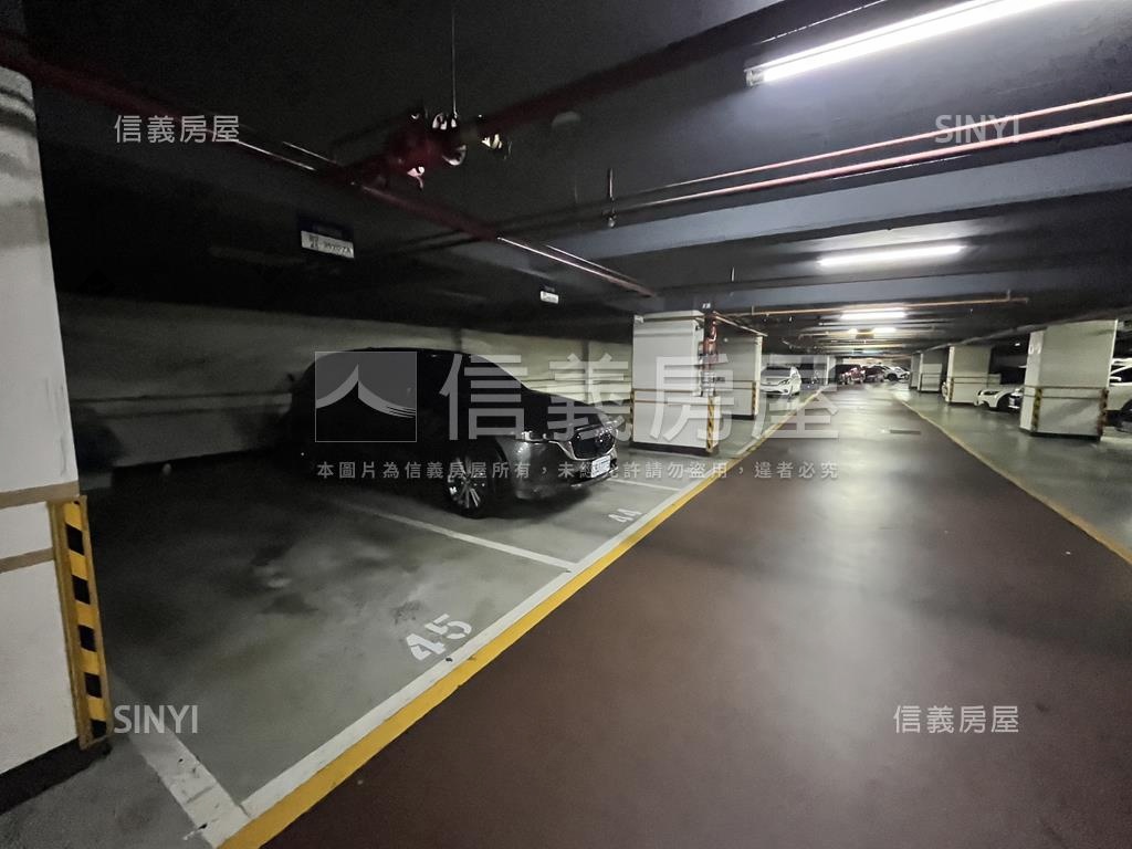 鴻築新巴黎大庭園兩房車位房屋室內格局與周邊環境