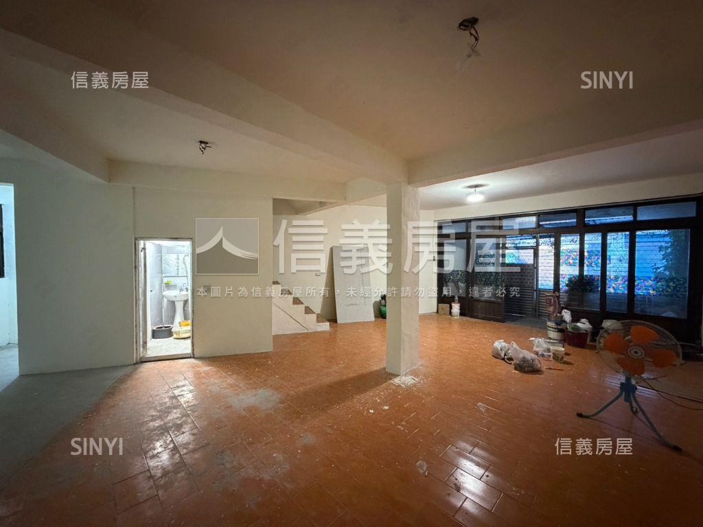 自由規劃近家樂福透天房屋室內格局與周邊環境