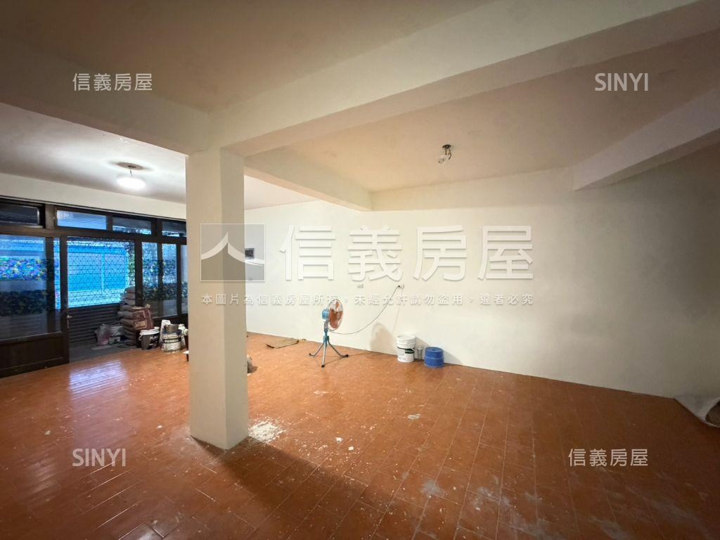 自由規劃近家樂福透天房屋室內格局與周邊環境