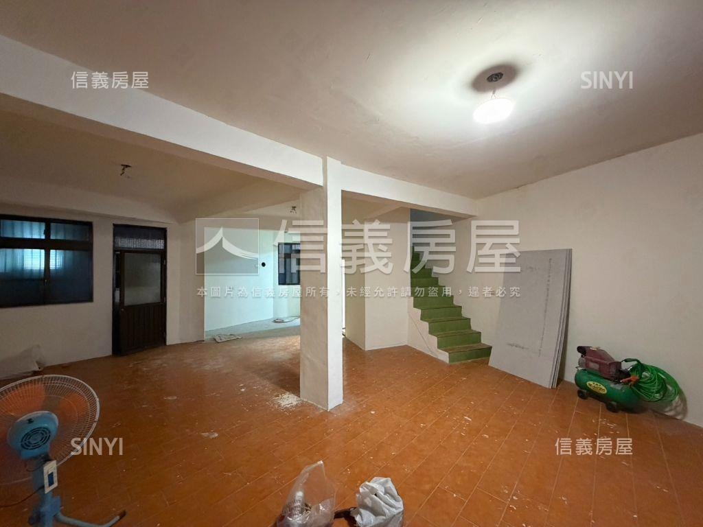 自由規劃近家樂福透天房屋室內格局與周邊環境