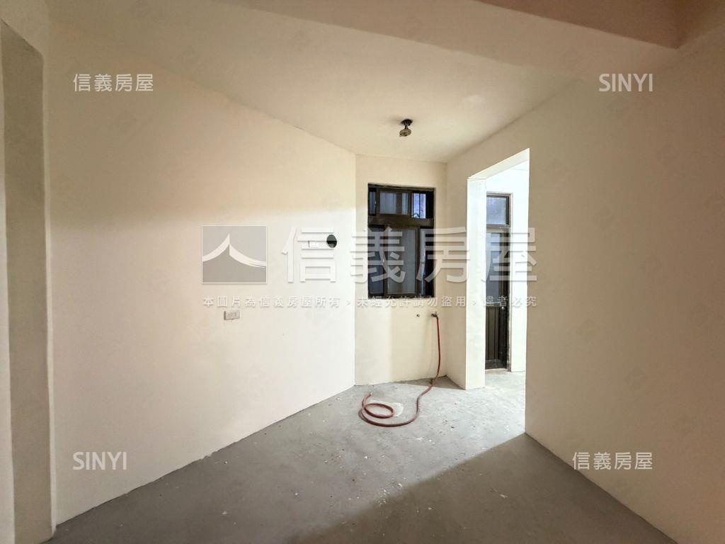 自由規劃近家樂福透天房屋室內格局與周邊環境