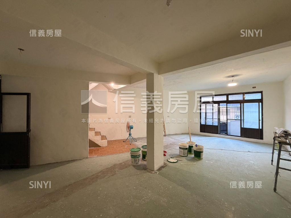 自由規劃近家樂福透天房屋室內格局與周邊環境