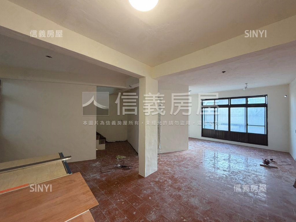 自由規劃近家樂福透天房屋室內格局與周邊環境