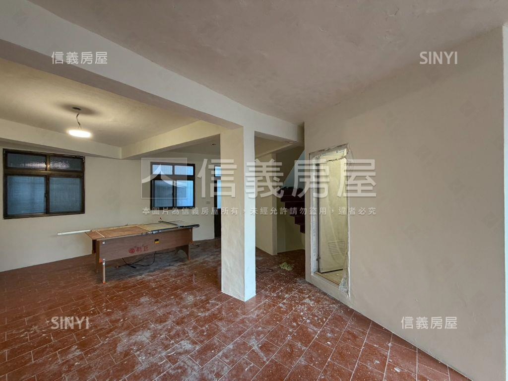 自由規劃近家樂福透天房屋室內格局與周邊環境