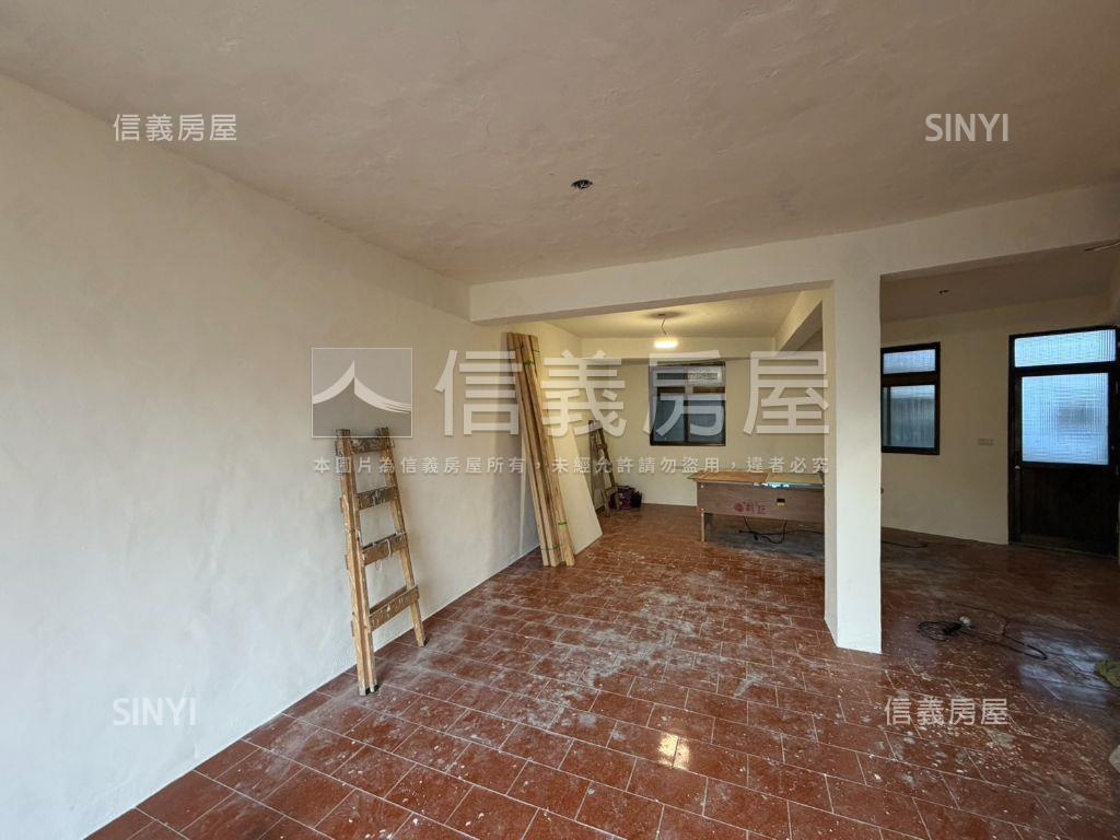 自由規劃近家樂福透天房屋室內格局與周邊環境