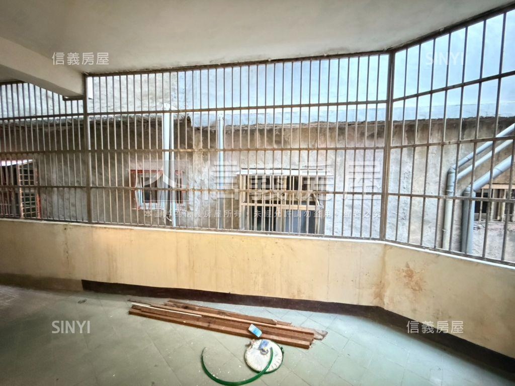 自由規劃近家樂福透天房屋室內格局與周邊環境