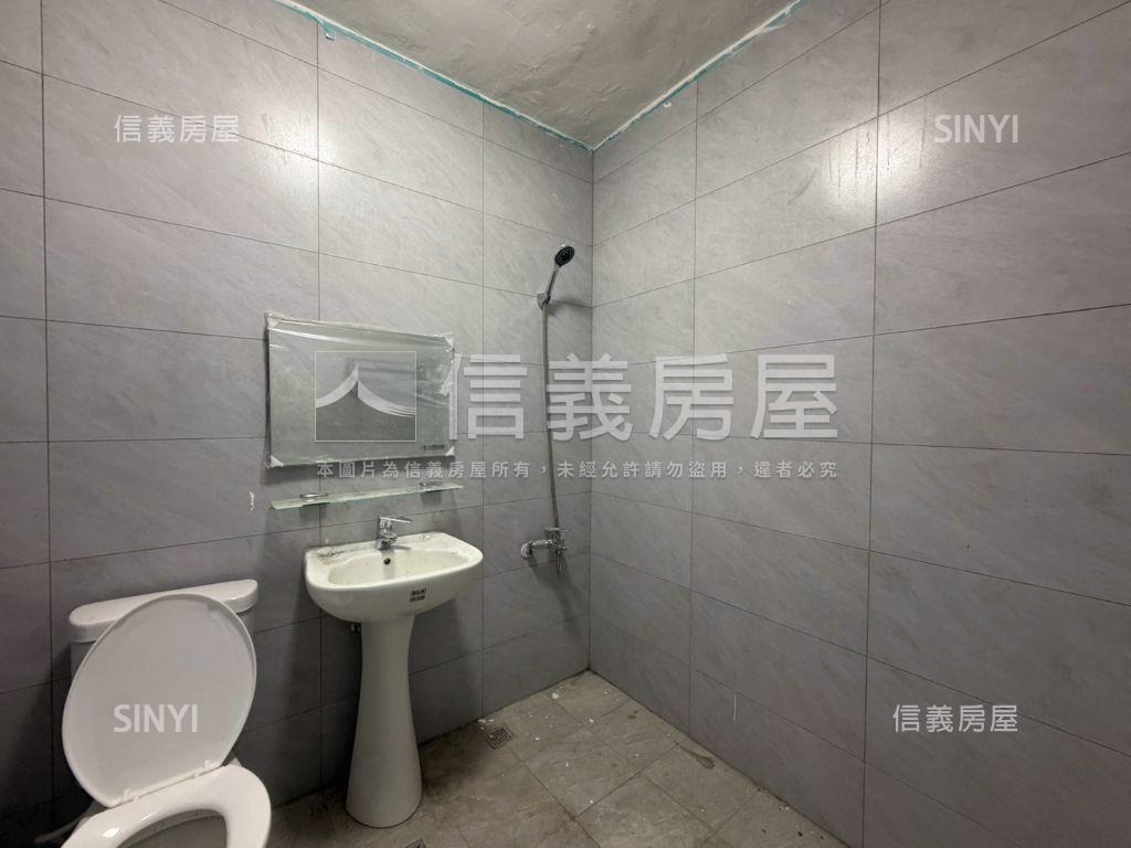 自由規劃近家樂福透天房屋室內格局與周邊環境