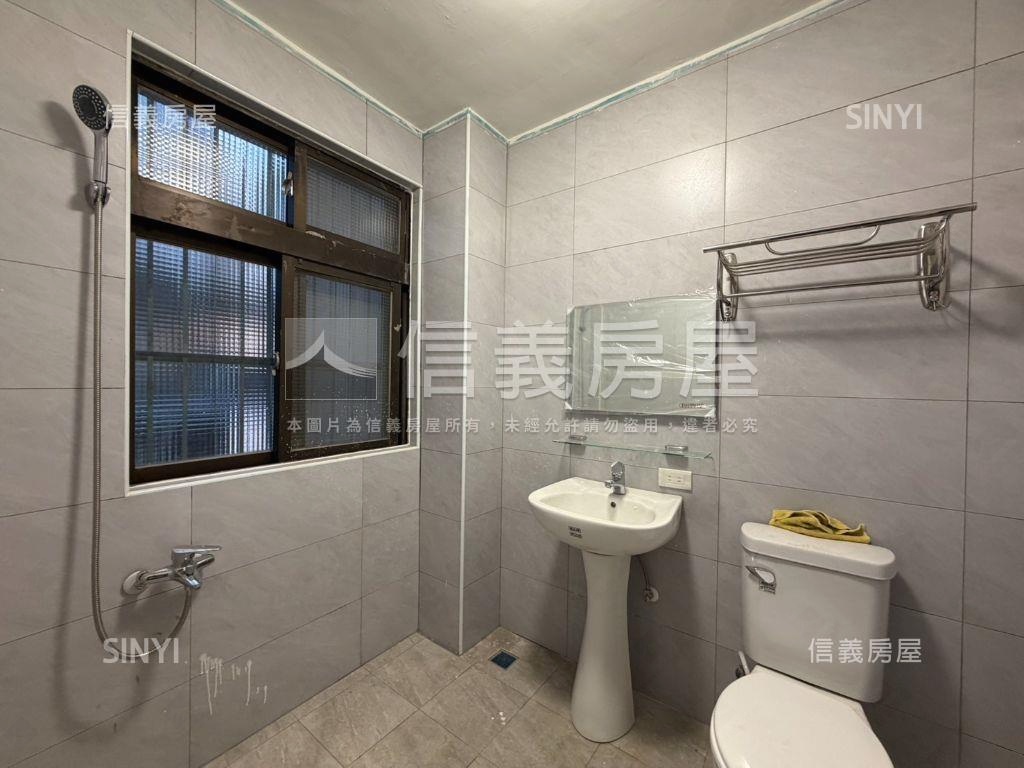 自由規劃近家樂福透天房屋室內格局與周邊環境