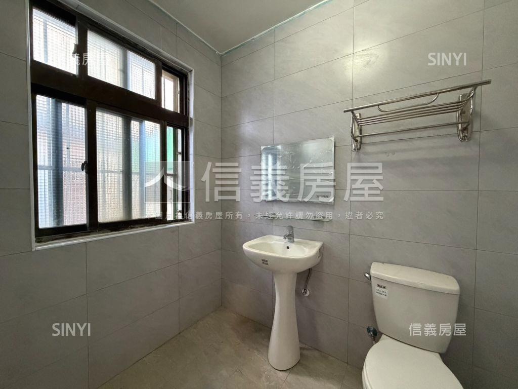 自由規劃近家樂福透天房屋室內格局與周邊環境