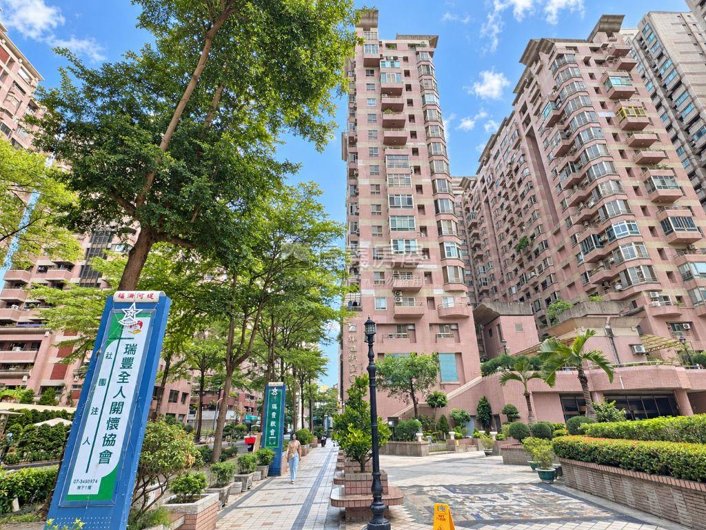 商用百坪河堤面寬店面房屋室內格局與周邊環境