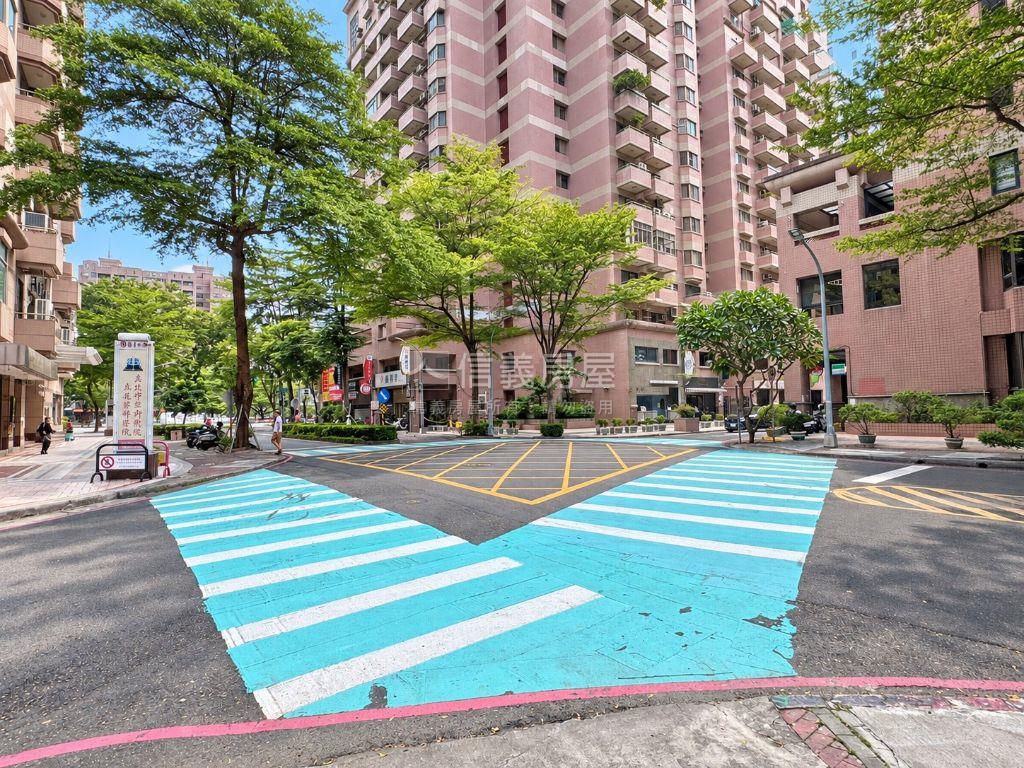 商用百坪河堤面寬店面房屋室內格局與周邊環境