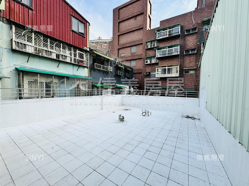 新板捷運投報兩套房屋室內格局與周邊環境