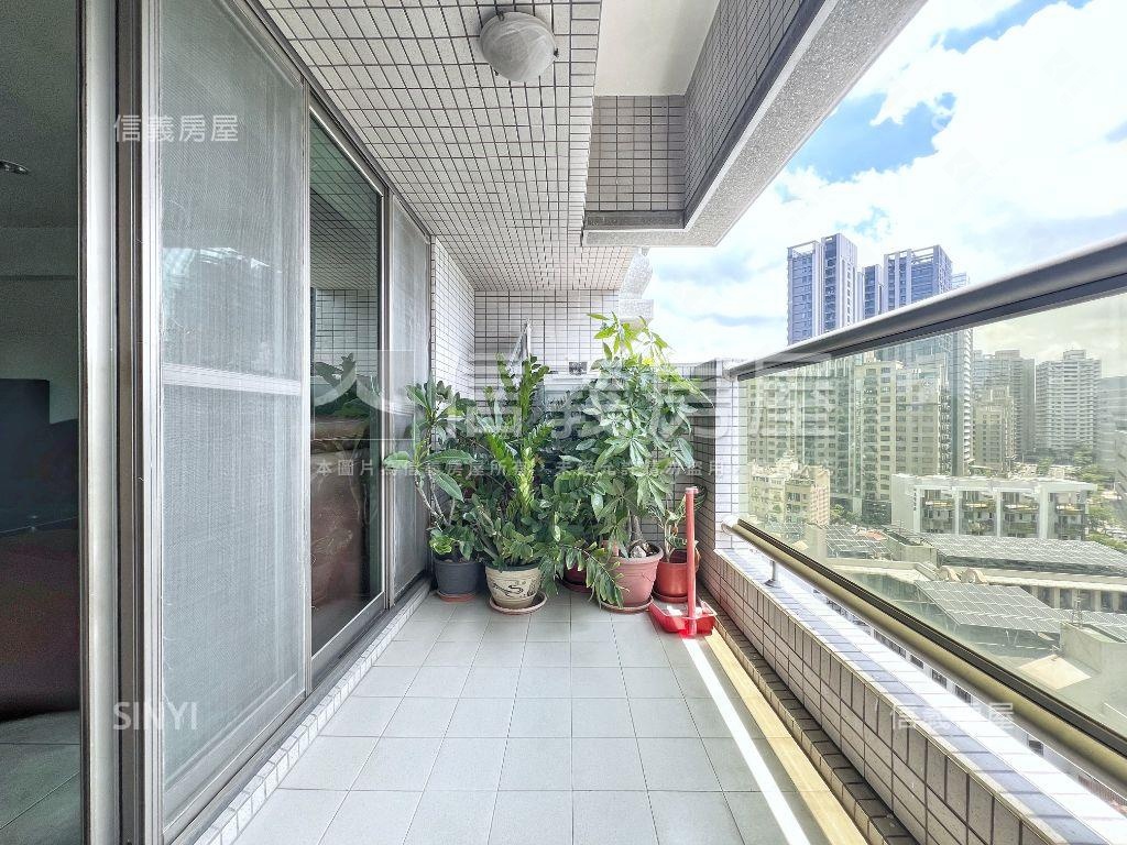 巨蛋臻邸景觀雙平車房屋室內格局與周邊環境
