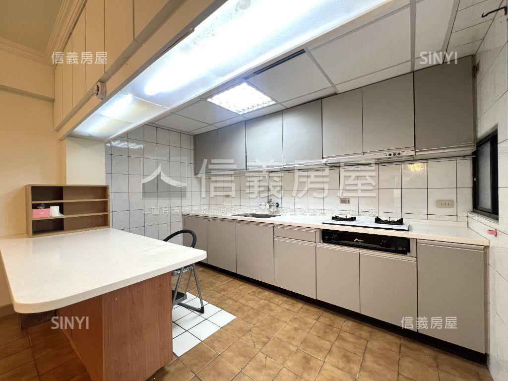 運動公園●邊間３房車位房屋室內格局與周邊環境