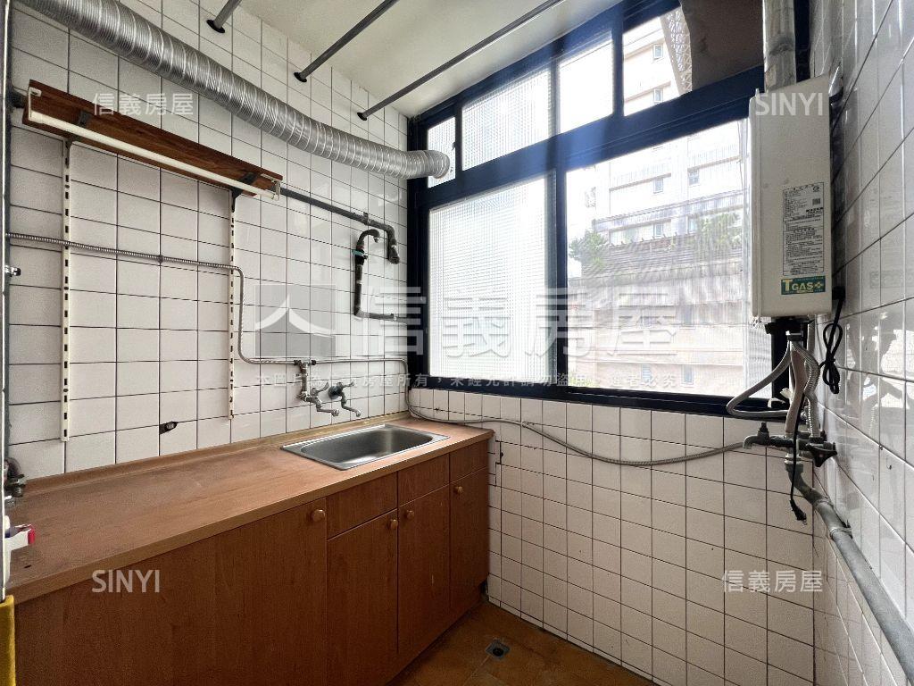 運動公園●邊間３房車位房屋室內格局與周邊環境