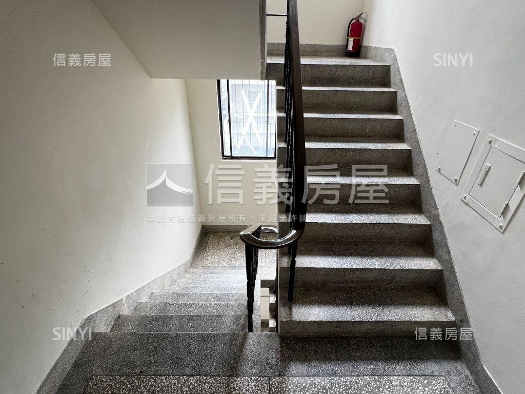 運動公園●邊間３房車位房屋室內格局與周邊環境