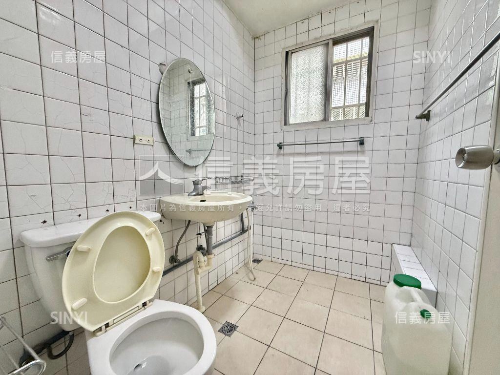 青島路角間大面寬透店房屋室內格局與周邊環境