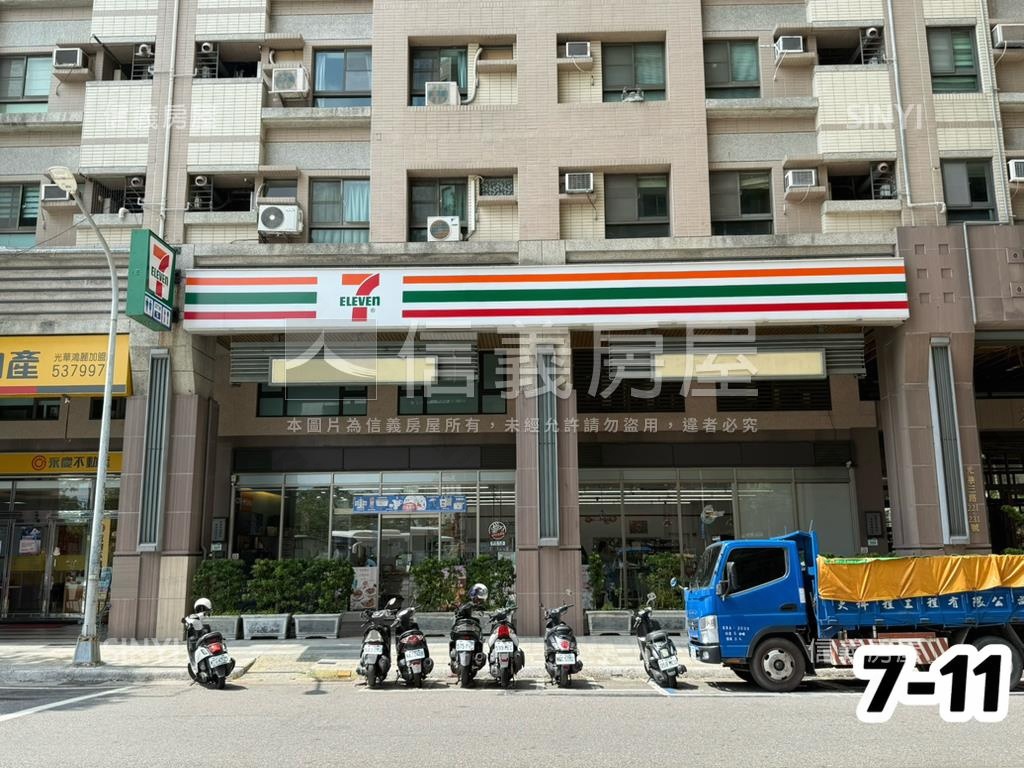 前鎮閃耀高樓２房平移車位房屋室內格局與周邊環境