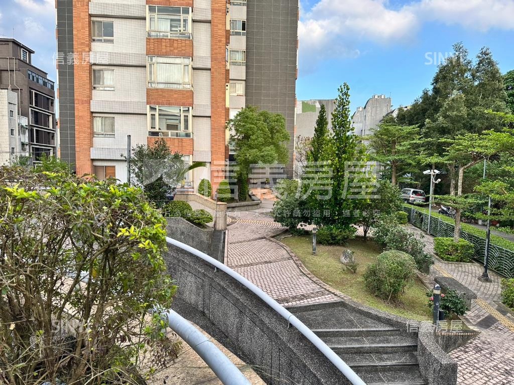 文心雲邸挑高店面房屋室內格局與周邊環境