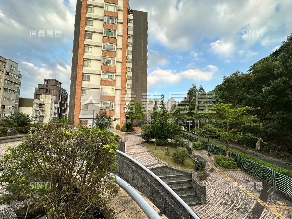 文心雲邸挑高店面房屋室內格局與周邊環境