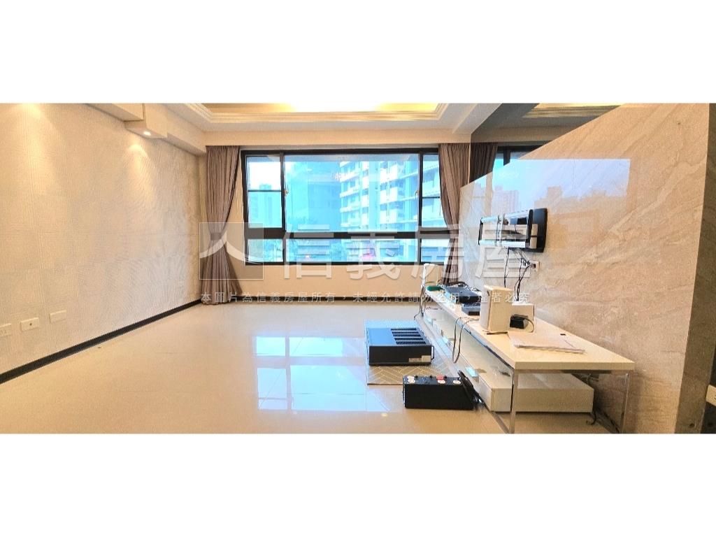 專任正面綠大地三房車位房屋室內格局與周邊環境