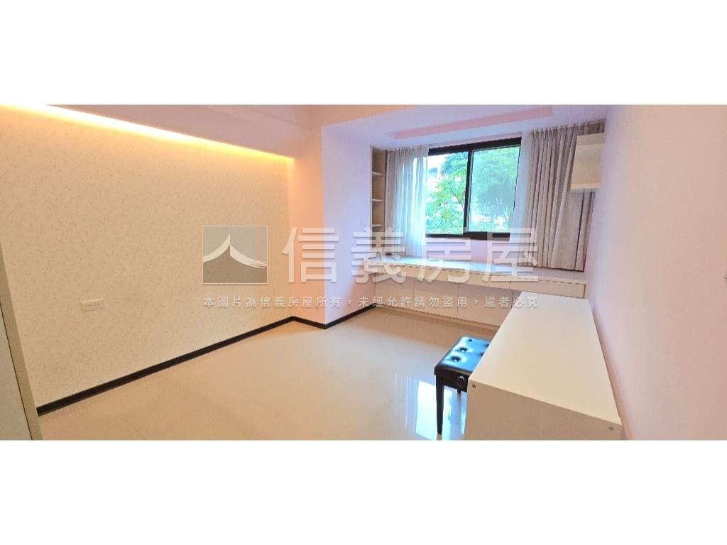 專任正面綠大地三房車位房屋室內格局與周邊環境