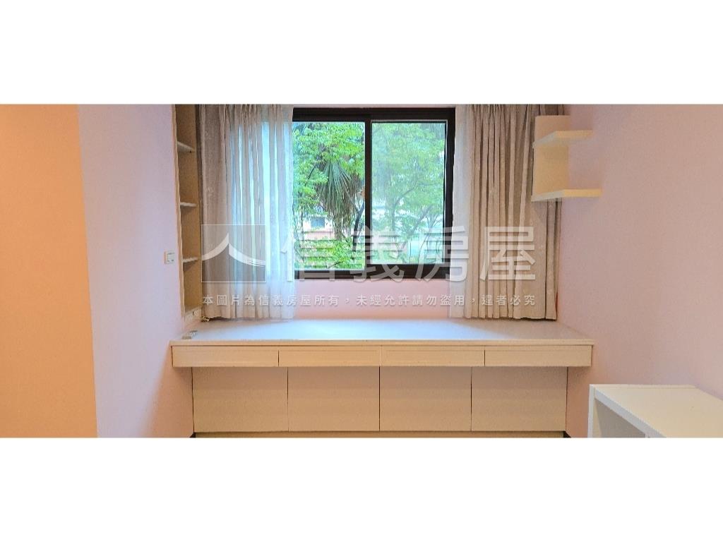 專任正面綠大地三房車位房屋室內格局與周邊環境