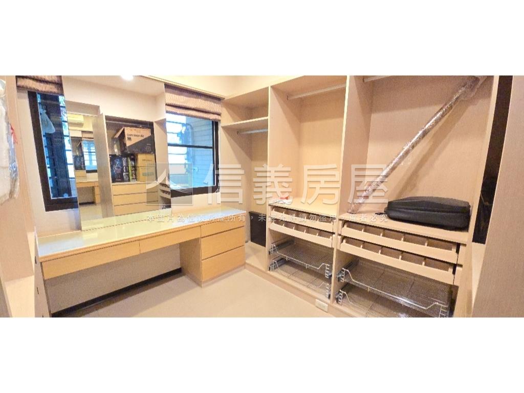 專任正面綠大地三房車位房屋室內格局與周邊環境