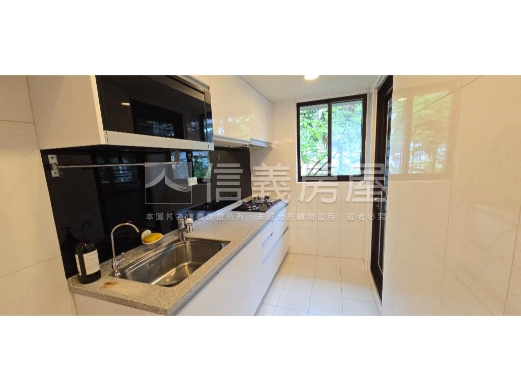 專任正面綠大地三房車位房屋室內格局與周邊環境