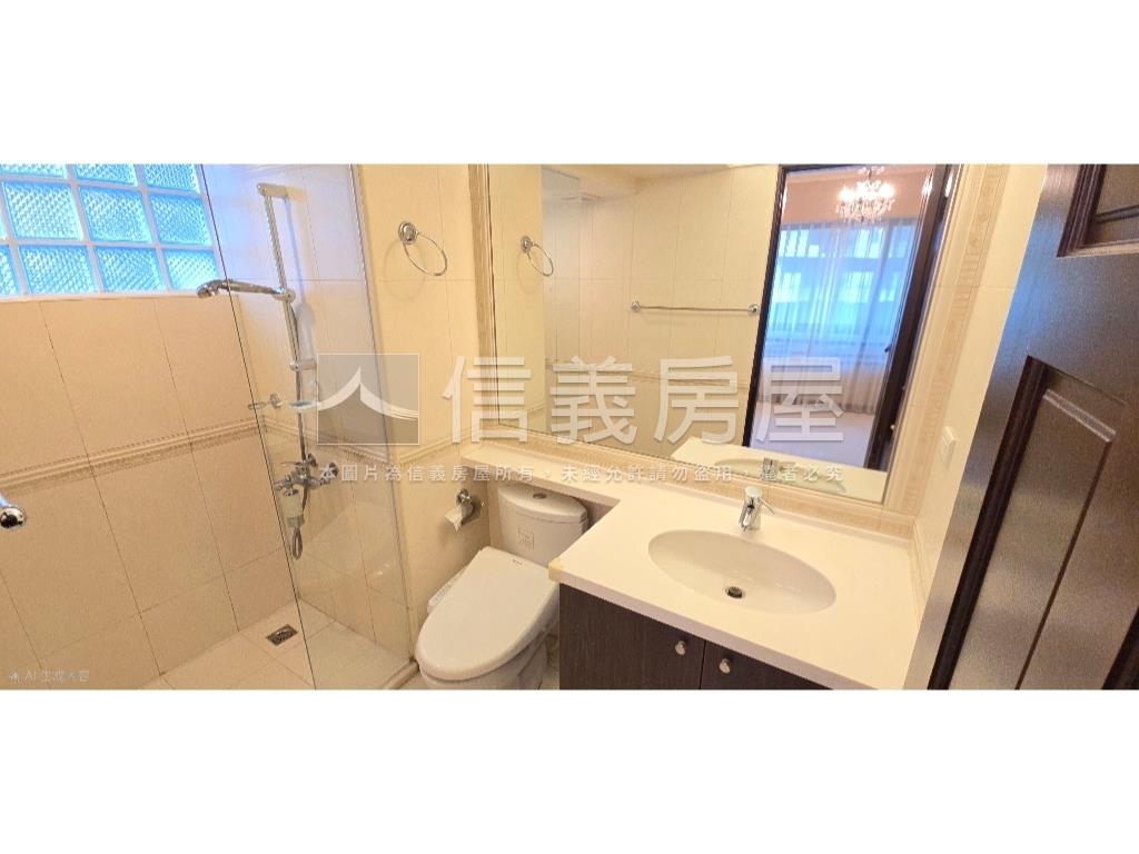 專任正面綠大地三房車位房屋室內格局與周邊環境