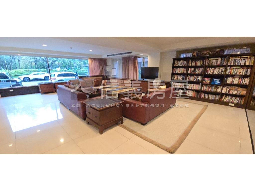 專任正面綠大地三房車位房屋室內格局與周邊環境