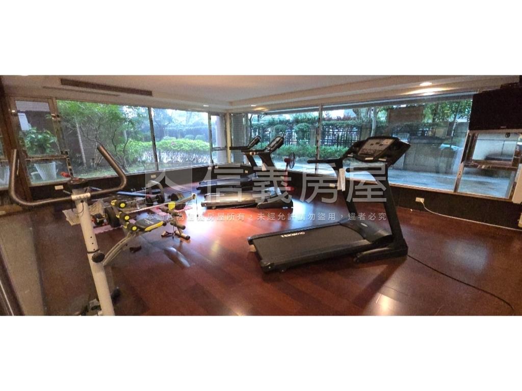 專任正面綠大地三房車位房屋室內格局與周邊環境