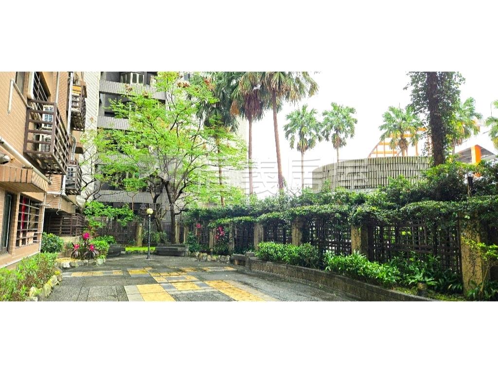 專任正面綠大地三房車位房屋室內格局與周邊環境