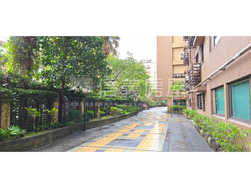 專任正面綠大地三房車位房屋室內格局與周邊環境