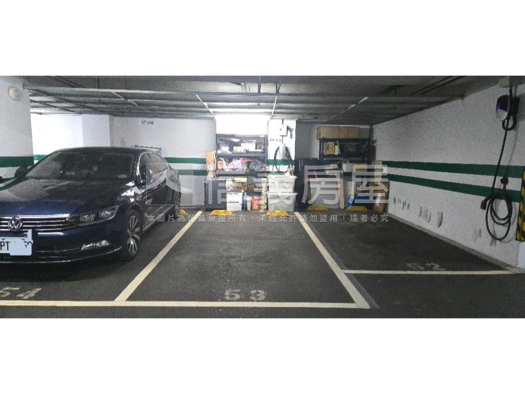 專任正面綠大地三房車位房屋室內格局與周邊環境