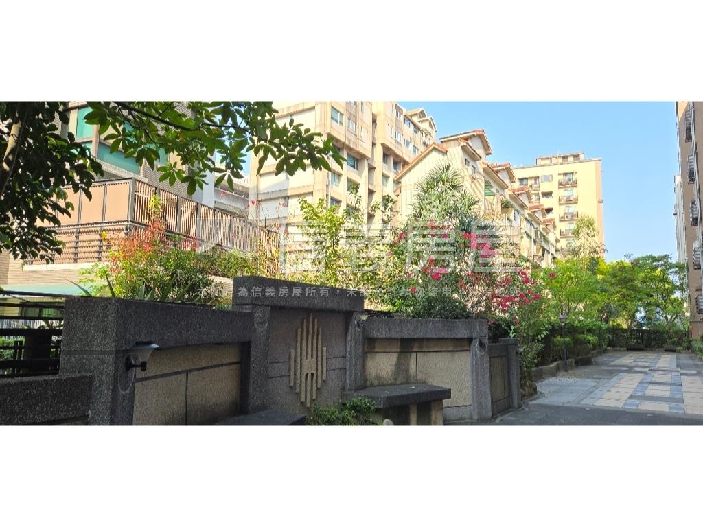 專任正面綠大地三房車位房屋室內格局與周邊環境