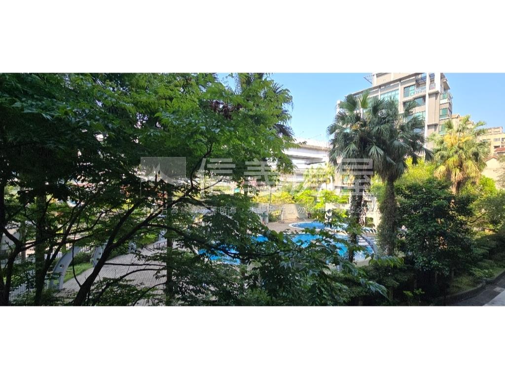 專任正面綠大地三房車位房屋室內格局與周邊環境