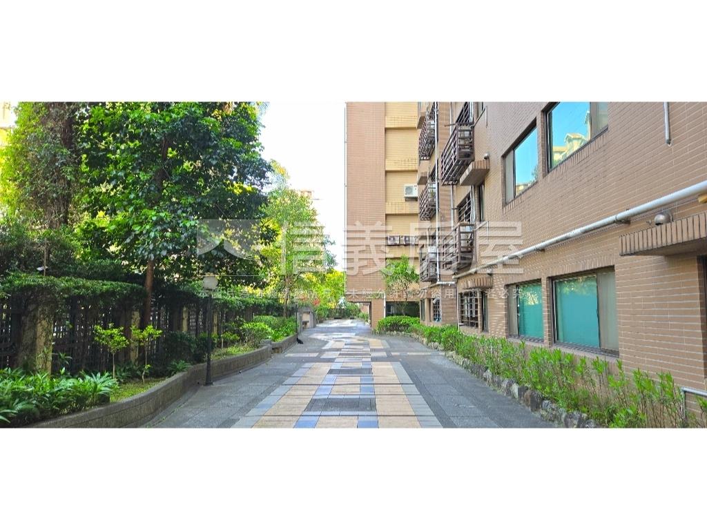 專任正面綠大地三房車位房屋室內格局與周邊環境