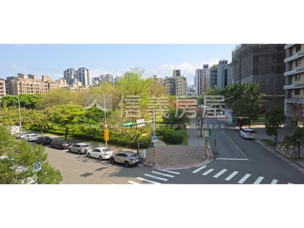 專任正面綠大地三房車位房屋室內格局與周邊環境