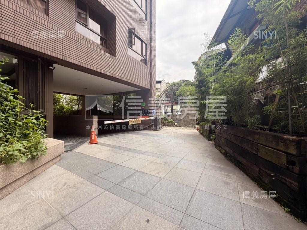 西門。麗德莊１１１號車位房屋室內格局與周邊環境